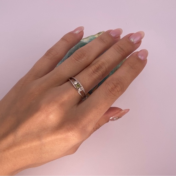 Peridot center with cubic zirconia side stones, 925 with White Gold plated band - Picture 4 of 8